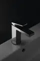 Waschbeckenarmatur von Ideal Standard mit einem minimalistischen Design aus verchromtem Metall. Der Hebel befindet sich an der Oberseite der Armatur.
